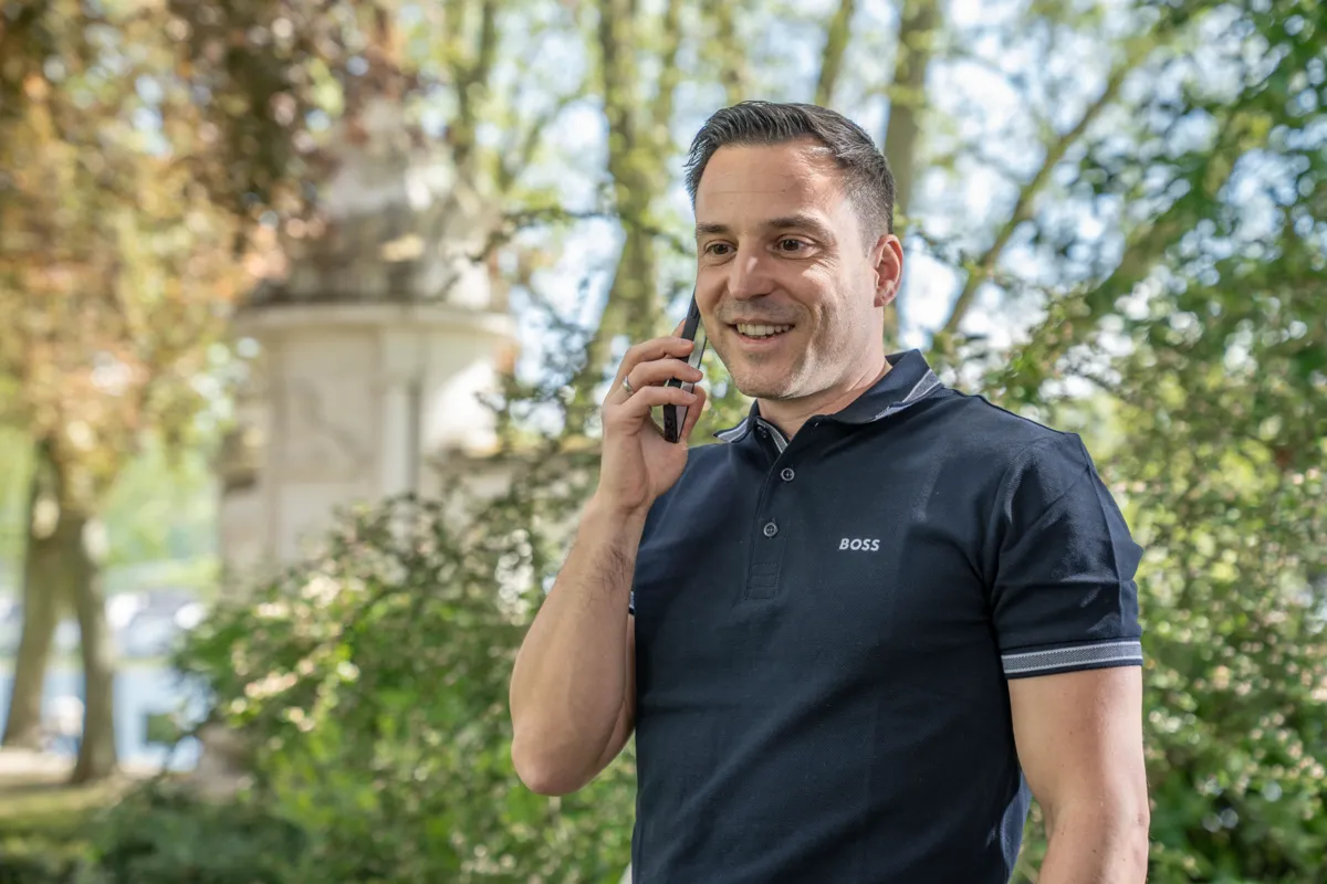 Dirk Schmid am Telefon