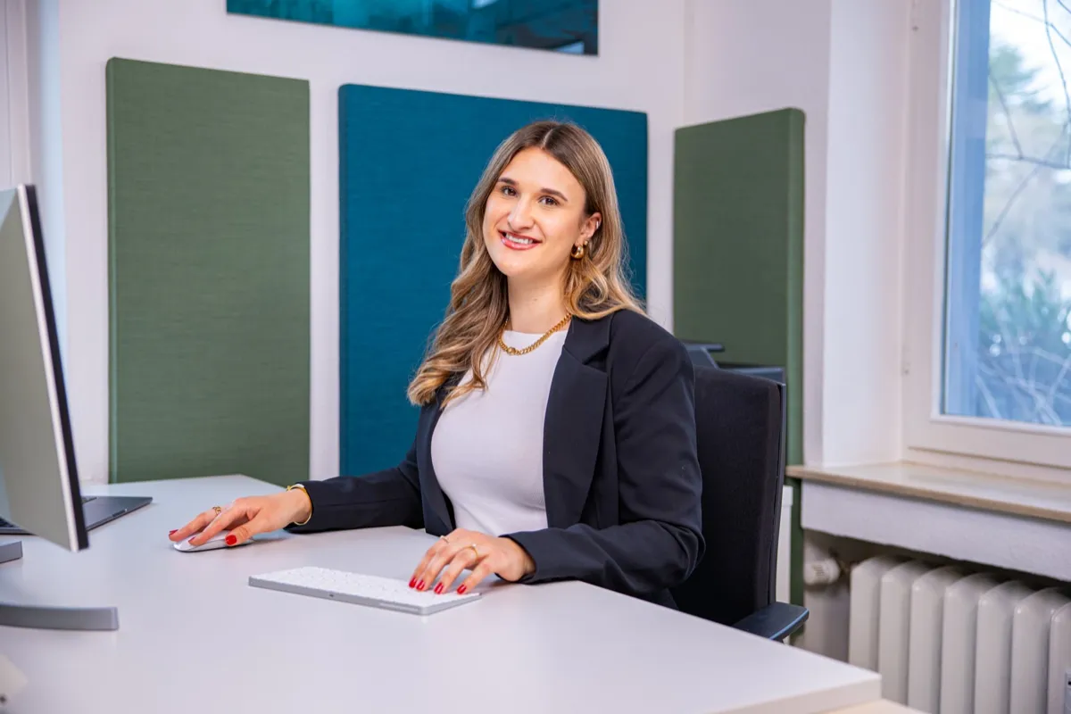 Lana am Arbeitsplatz