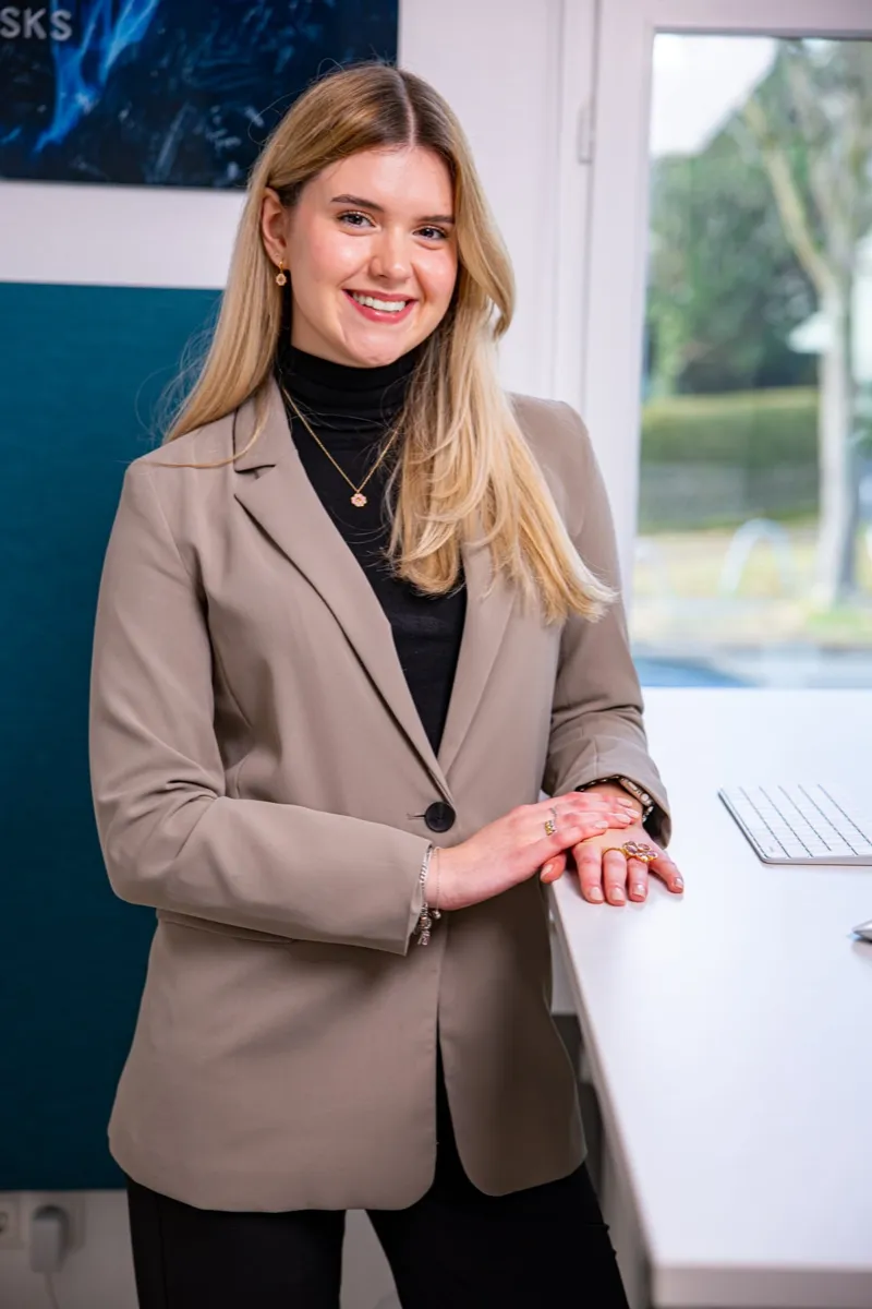 Lana stehend